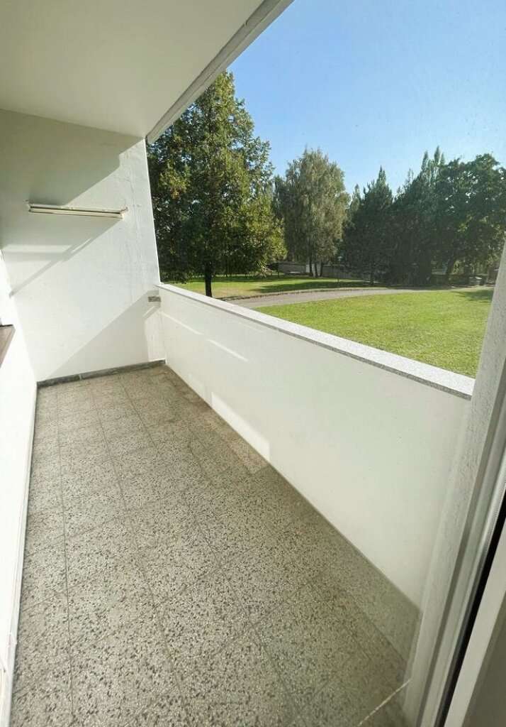 Sonnige 2 Zimmer Wohnung mit Loggia separater Küche und schönem