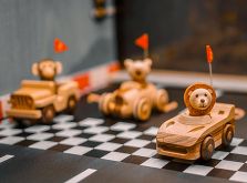 Kinderspielzeug, Rennwagen aus Holz mit Tierfiguren