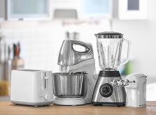 Toaster, Köchenmaschine, Mixer und Handrührgerät nebeneinander