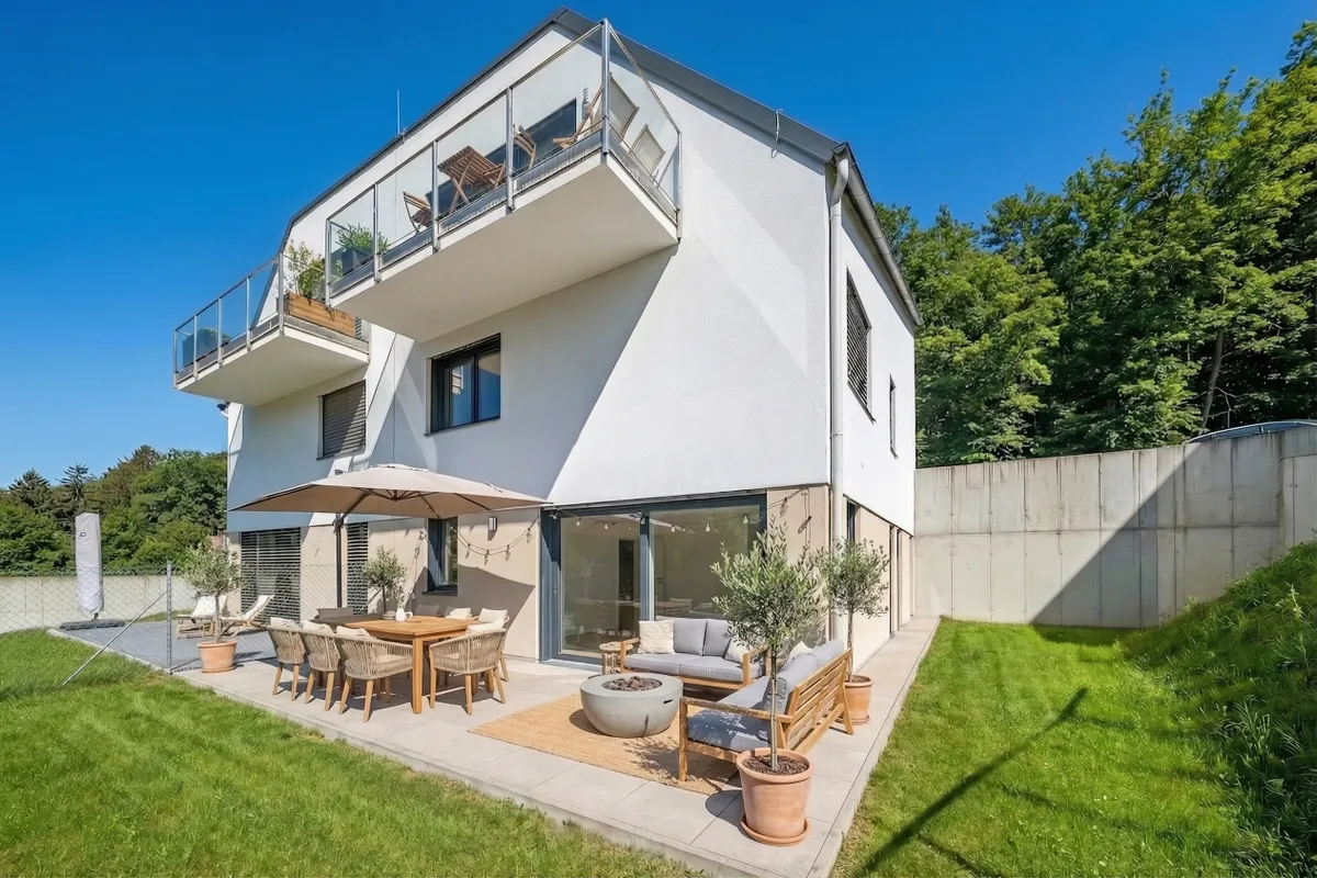 Neuwertige Doppelhaushälfte mit 8 Zimmern, Terrasse und Garten in Grünlage nahe Wien, Mauerbach