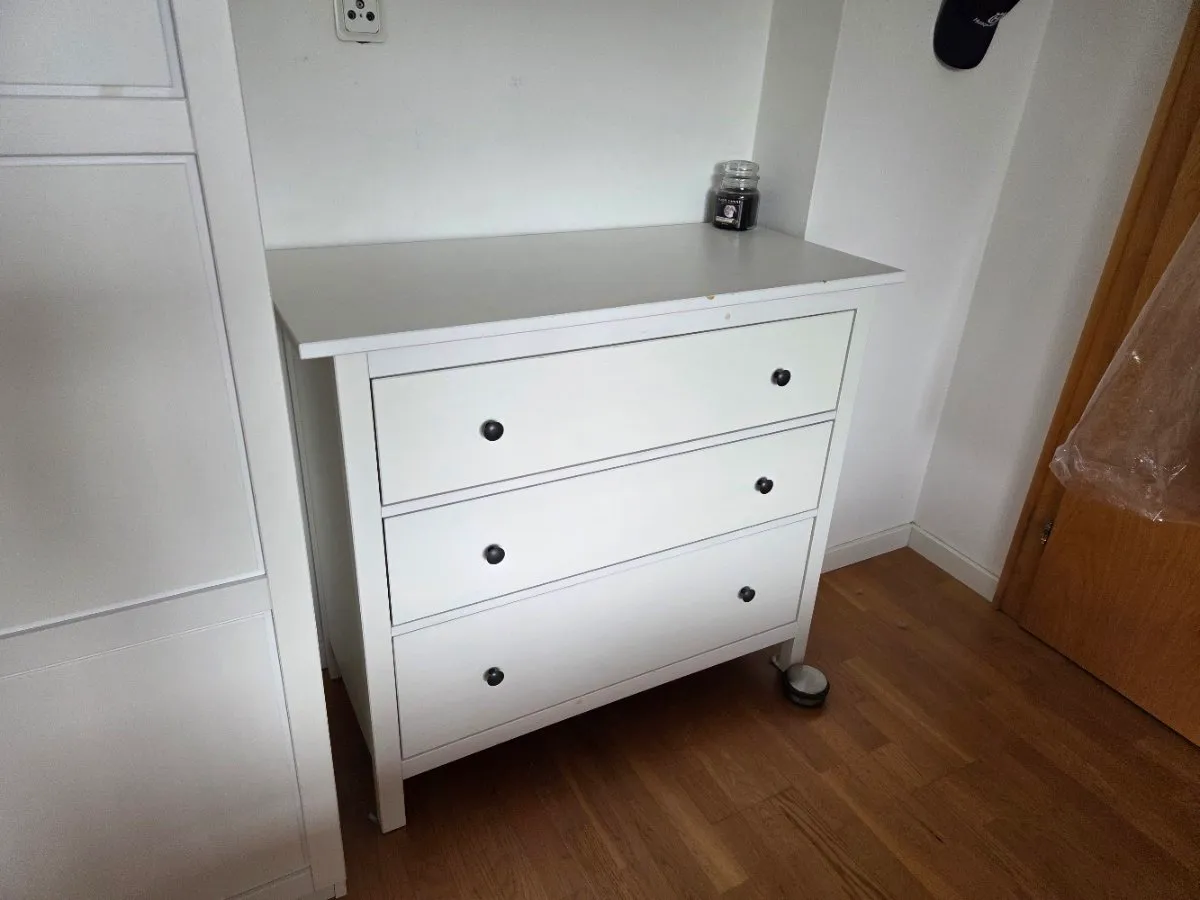 weiße Ikea Hemnes Kommode, € 100,- (3371 Neumarkt an der Ybbs)