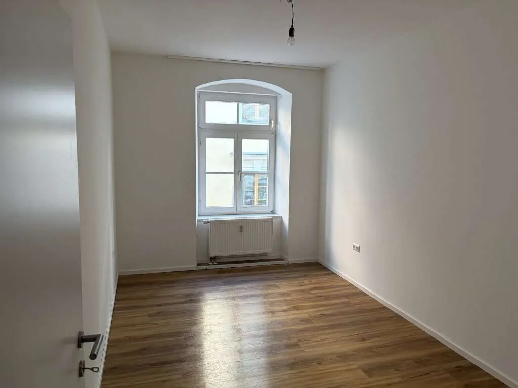 Stilvolle 3-Zimmer Wohnung - neu renoviert mit eigenem Eingang - Ansicht 2