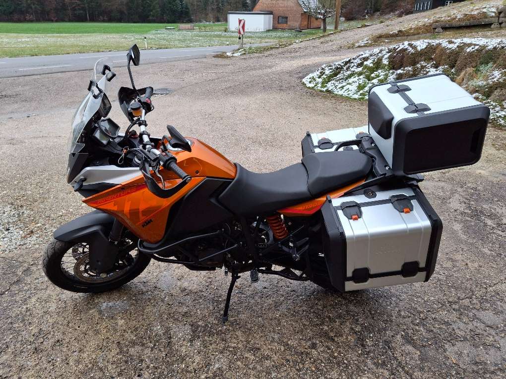 KTM 1190 Adventure mit Kofferset und Navi Tourer