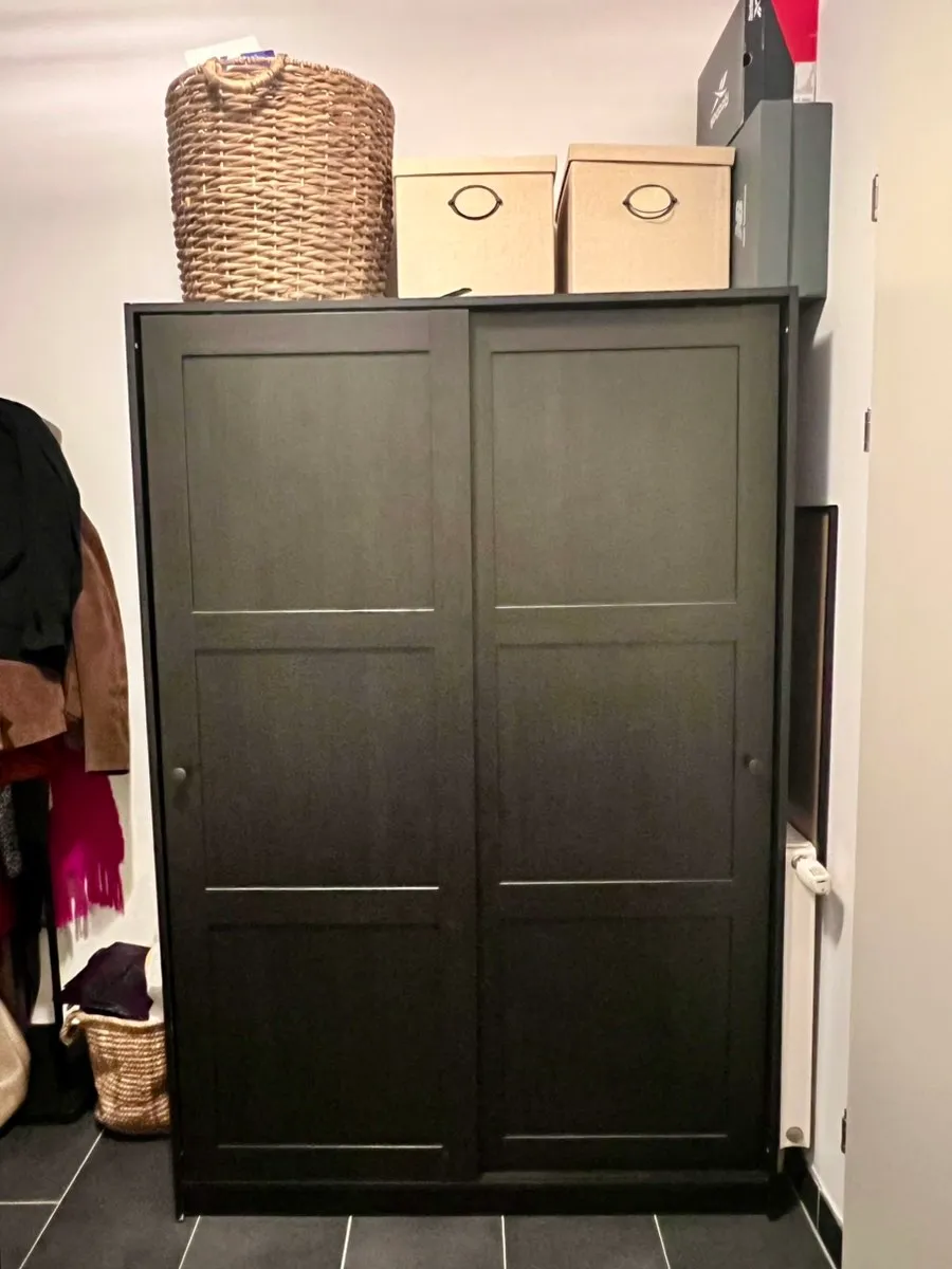 IKEA Kleiderschrank schwarz mit Schiebetüren - RAKKESTAD, guter Zustand, Schnellabholer-Preis: 50 € bei Abholung bis morgen Abend!, € 50,- (1030 Wien)