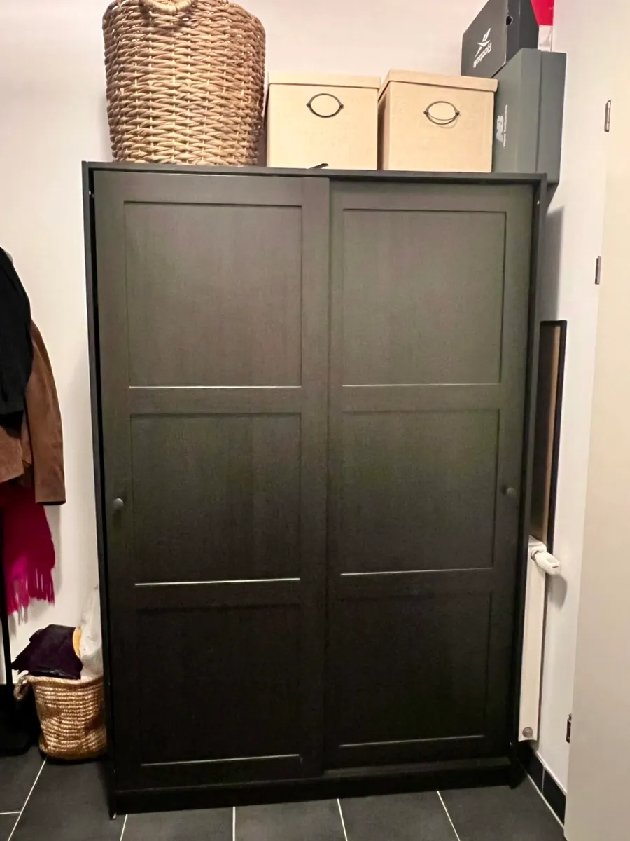 IKEA Kleiderschrank schwarz mit Schiebetüren - RAKKESTAD, guter Zustand, Schnellabholer-Preis: 50 € bei Abholung bis morgen Abend!, € 50,- (1030 Wien)