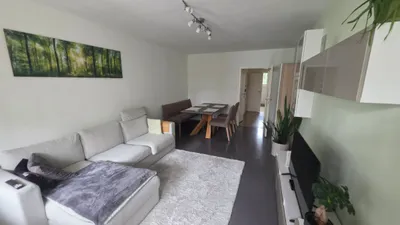 Helle 2-Zimmer-Gemeindewohnung mit großer Loggia, unbefristetem Mietvertrag & kompletter Möblierung - sofort bezugsfertig