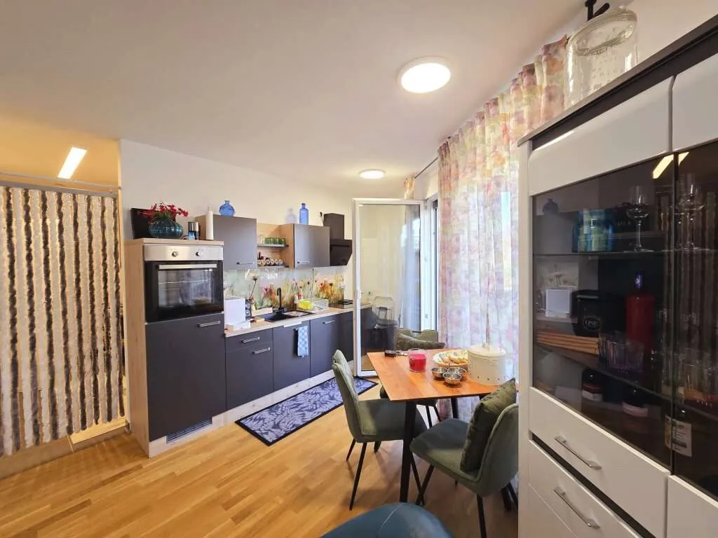 ERSTEBEZUG + LICHTDURCHFLUTETE UND MODERN MÖBLIERTE 2-ZIMMER WOHNUNG + KOFFER PACKEN UND EINZIEHEN + mit Balkon, Stellplatz und Tiefgaragenplatz – pohled 2