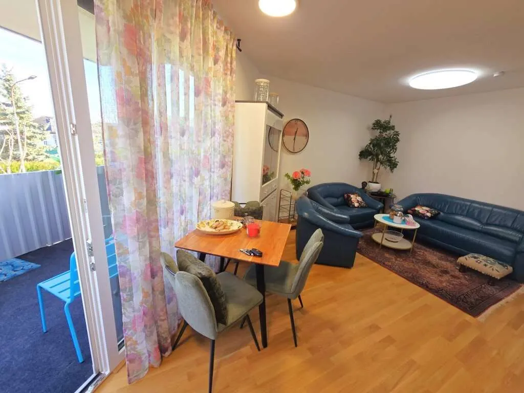 ERSTEBEZUG + LICHTDURCHFLUTETE UND MODERN MÖBLIERTE 2-ZIMMER WOHNUNG + KOFFER PACKEN UND EINZIEHEN + mit Balkon, Stellplatz und Tiefgaragenplatz – pohled 3