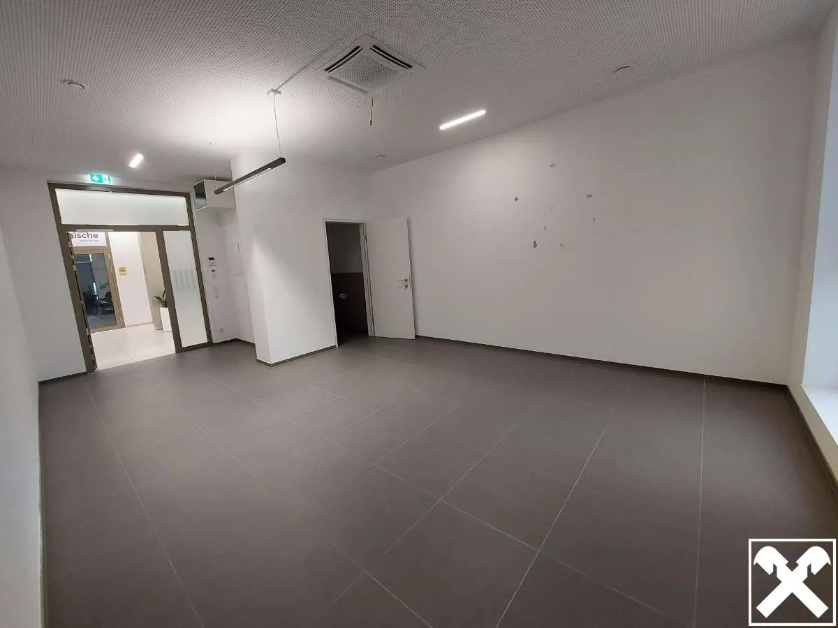 Praxis, Büro oder Geschäftsräumlichkeit im Erdgeschoss inkl. 1 TG Parkplatz - Top 5 - Ansicht 3