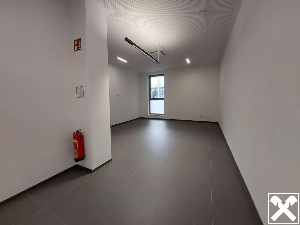 Praxis, Büro oder Geschäftsräumlichkeit im Erdgeschoss inkl. 1 TG Parkplatz - Top 5 - Ansicht 2