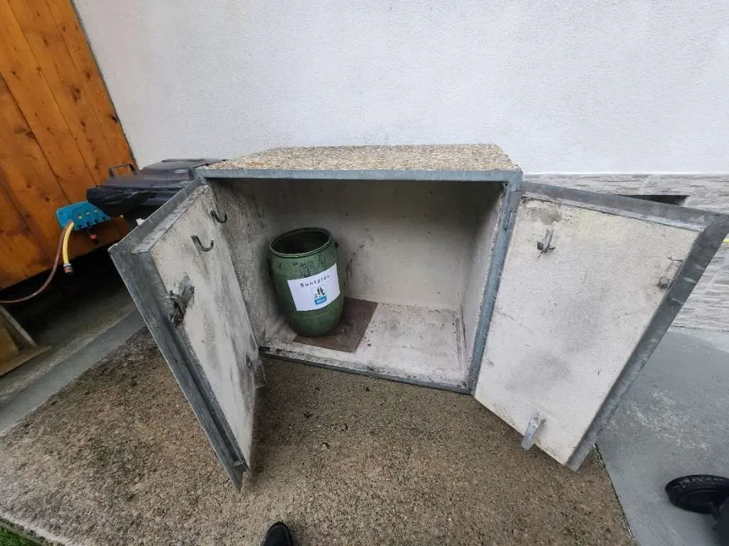 Waschbeton Mülltonnenbox für 2 Tonnen - robuste Garten Mülltonnenverkleidung gebraucht, € 0,- (6621 Bichlbach)