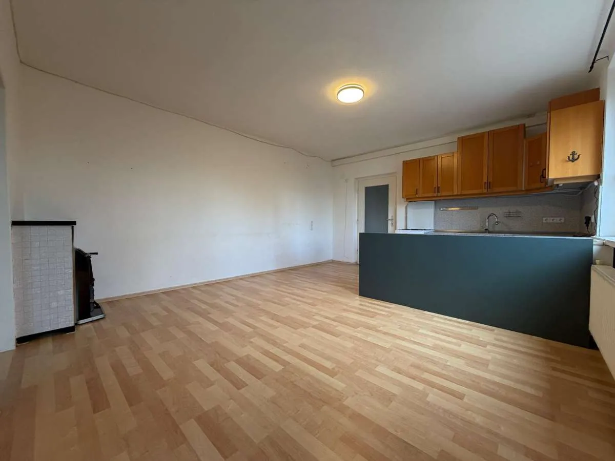 NEUER PREIS - ZENTRALE RANDLAGE MIT BLICK INS GRÜNE - Geräumige Singlewohnung mit verglaster Loggia - Ansicht 3