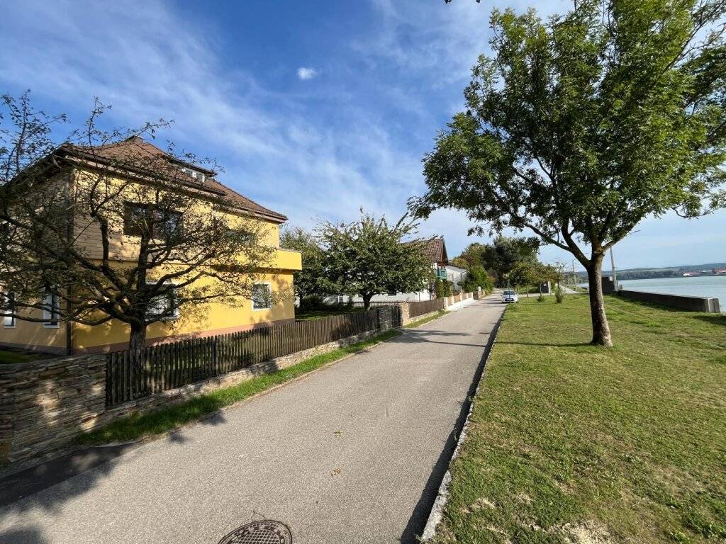 SPITZENPREIS! Idyllisches Haus mit 2 Wohneinheiten in einzigartiger Lage an der Donau Persenbeug Zentrum - möchte aus dem Dornröschenschlaf geweckt werden, Melk