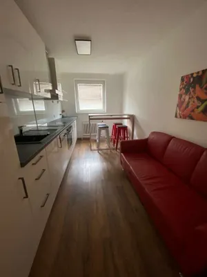Provisionsfrei: Frisch saniert, mobliert: 4er-WG-Zimmer – Bild 2
