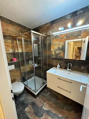 Provisionsfrei: Frisch saniert, mobliert: 4er-WG-Zimmer – Bild 3