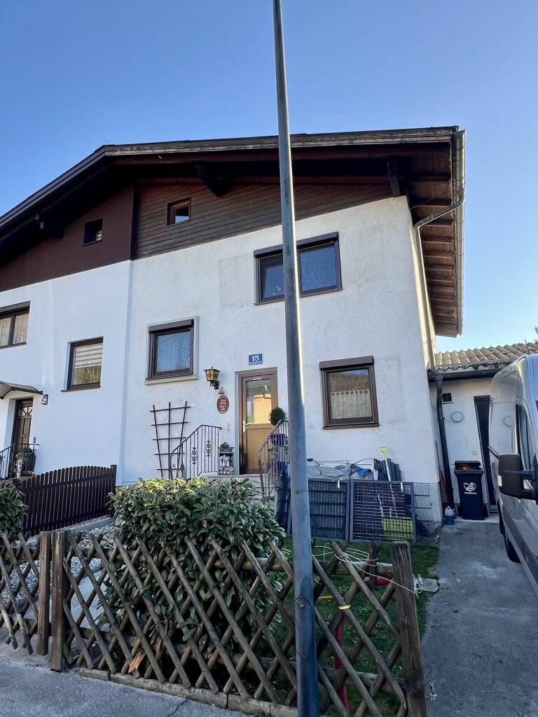 Doppelhaushälfte mit Garage und Garten – pohled 2