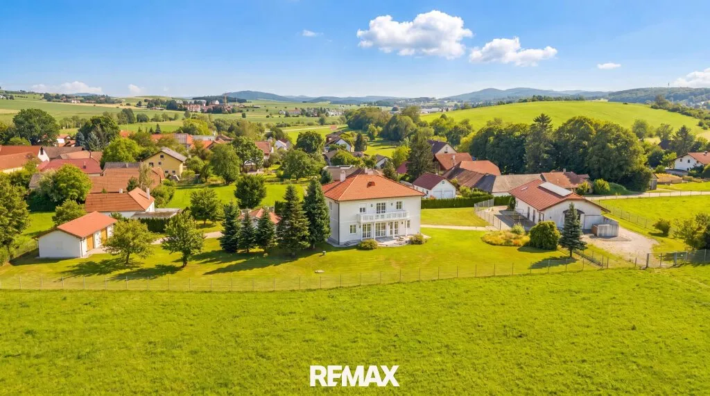 Exklusives Pferdeanwesen nahe Wien - Villa, Reitviereck mit Flutlichtanlage, eingezäunte Koppeln, zweites Wohnhaus und über 25.000 m² Eigengrund - Ansicht 2