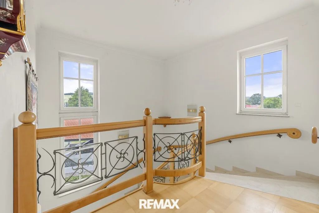 Exklusives Pferdeanwesen nahe Wien - Villa, Reitviereck mit Flutlichtanlage, eingezäunte Koppeln, zweites Wohnhaus und über 25.000 m² Eigengrund - Ansicht 3