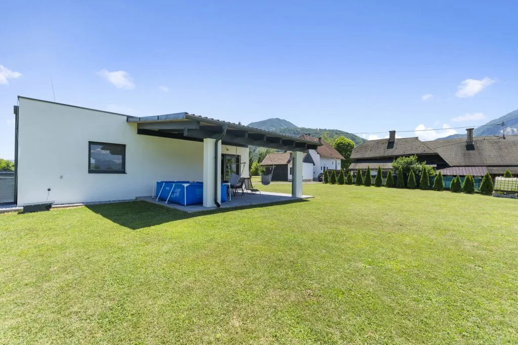 Moderner Bungalow in idyllischer Grünruhelage - mit zusätzlichem Bestandsgebäude und vielseitigem Potenzial - Widok 2