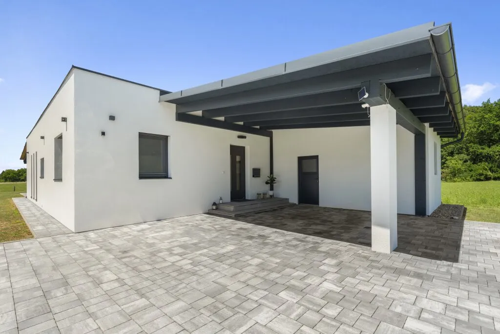 Moderner Bungalow in idyllischer Grünruhelage - mit zusätzlichem Bestandsgebäude und vielseitigem Potenzial - Widok 3