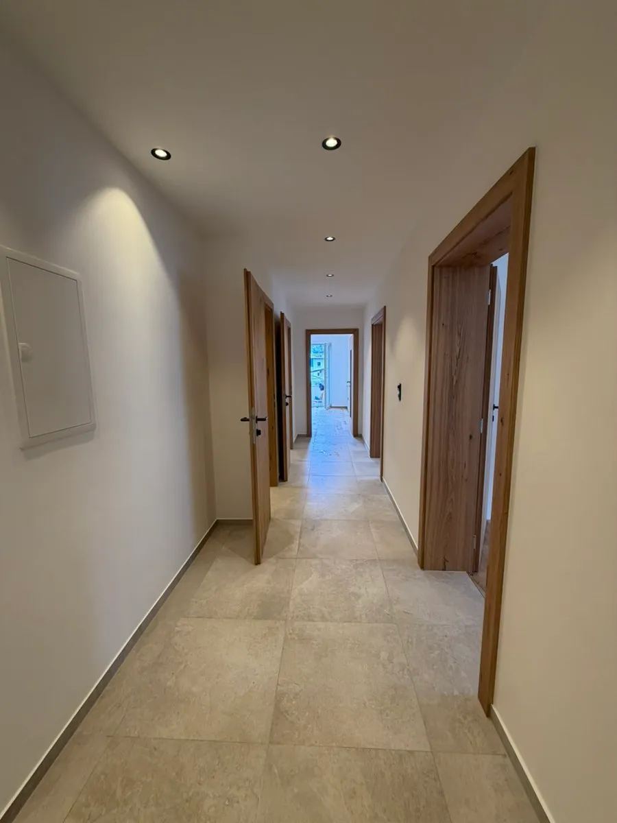Erstbezug nach exklusiver Kernsanierung ! 75 m² 2 Balkone Stellplatz Kellerabteil - Ansicht 2