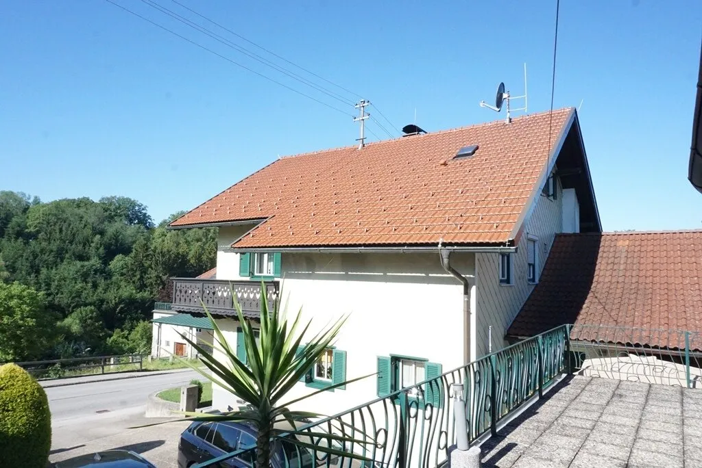 Gepflegtes Wohnhaus mit Mehrfachgarage und gemütlichen Hausgarten - Widok 2