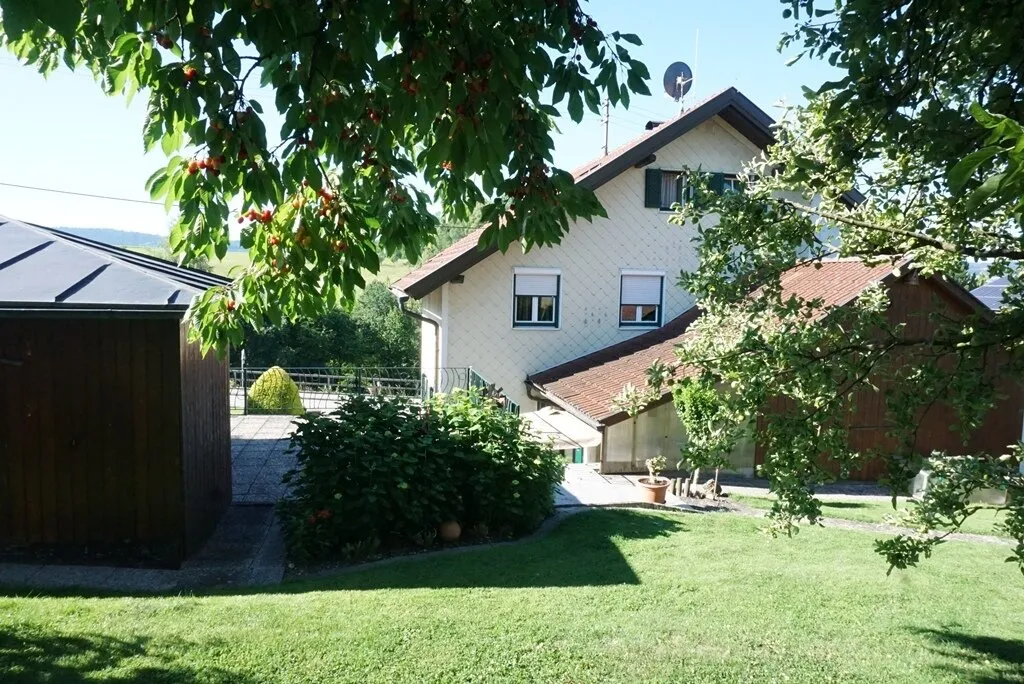 Gepflegtes Wohnhaus mit Mehrfachgarage und gemütlichen Hausgarten, Pramet