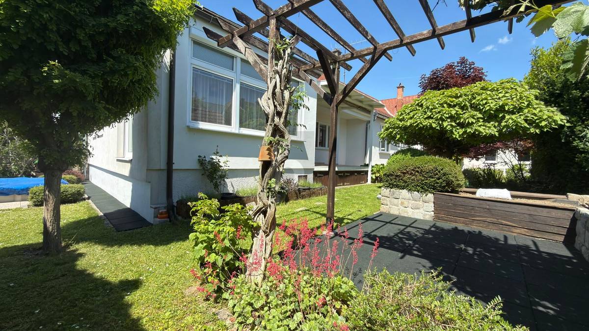 CHARMANTES STRECKHAUS MIT UNEINSEHBAREM & SONNIGEM OASE GARTEN - Ansicht 2