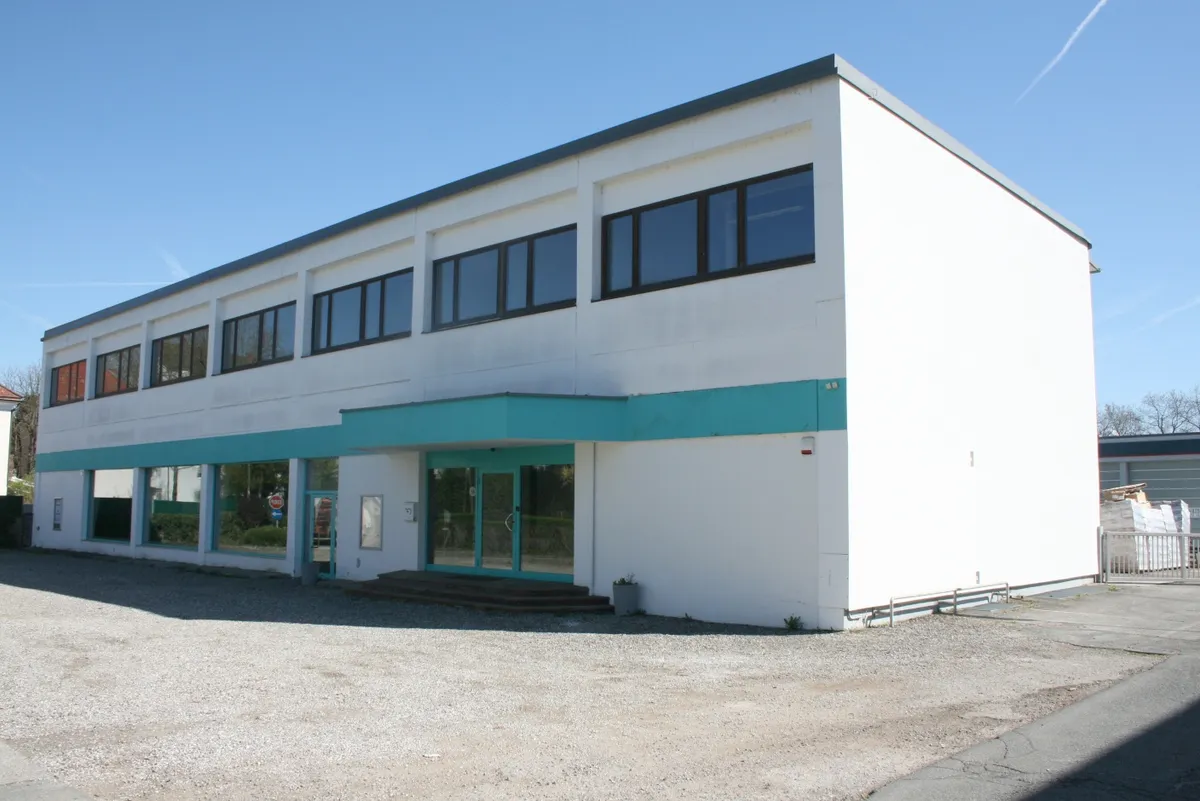 Gewerbefläche 1.800m² für Logistik, Handwerk, Handel oder Werkstatt mit Parkplätzen und großer Freifläche im Innenhof - Ansicht 2