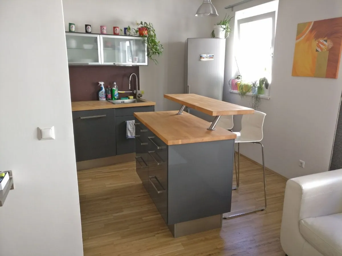 Schöne und gemütlich möblierte Zweizimmerwohnung in zentraler und doch ruhiger Lage perfekt für Singles, Eggenberg