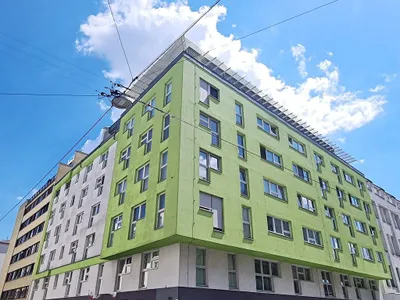 HARDTMUTHGASSE, FERNBLICK, 94 m2 Dachgeschoß mit 12 m2 Terrasse, Wohnküche, 3 Zimmer, Wannenbad, Parketten, WG-geeignet – Bild 3