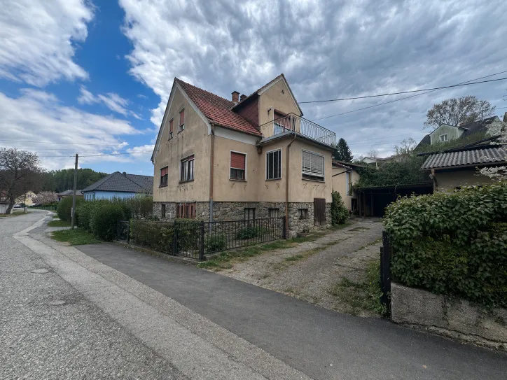 Sanierungsbedürftiges Einfamilienhaus mit viel Potenzial in ruhiger Siedlungslage in Kemeten - Ansicht 2