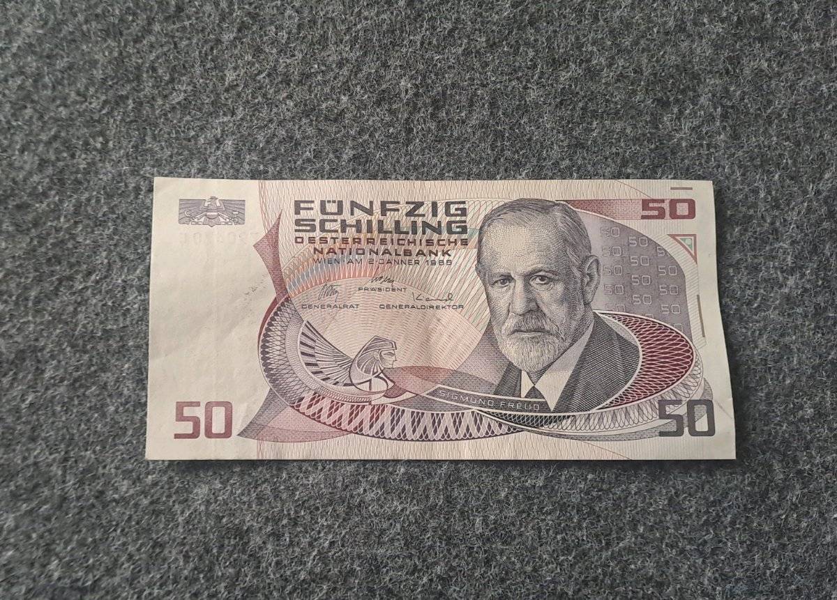 Österreichische Banknote, 50 Schilling Geldschein von 02 Jänner 1986, mit dem Neurologen Sigmund Freud auf die Vorderseite & auf die Rückseite die Fassade der Josephinischen Militärakademie für Chirurgie in Wien, in neuwertigem Zustand