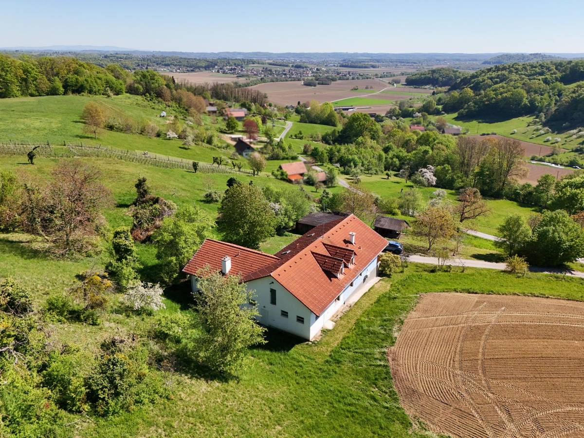 Nähe Übersbach bei Fürstenfeld: Großzügiges Wohnhaus in erhöhter Ruhelage mit traumhafter Aussicht, Übersbach