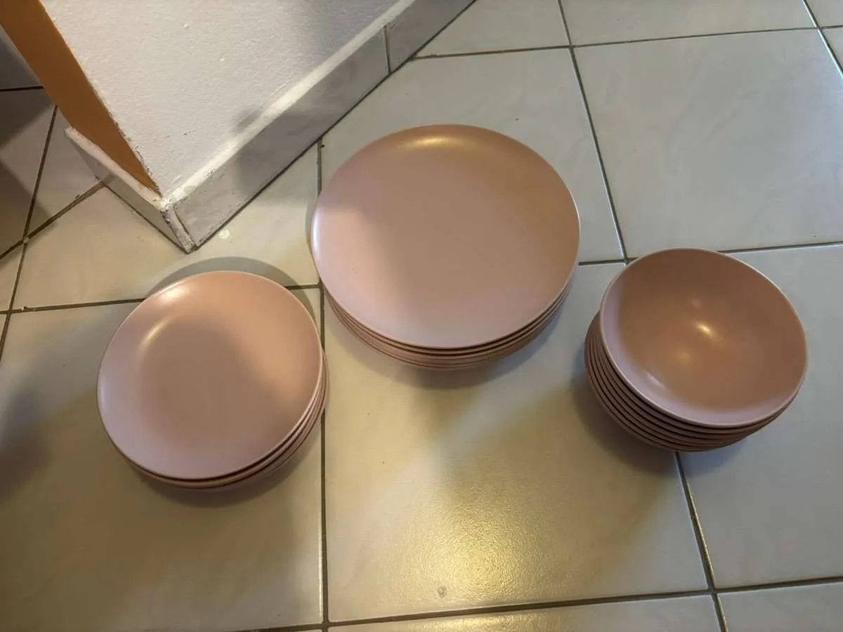 Geschirr -Set Rosa von IKEA, € 15,- (2485 Wimpassing an der Leitha)
