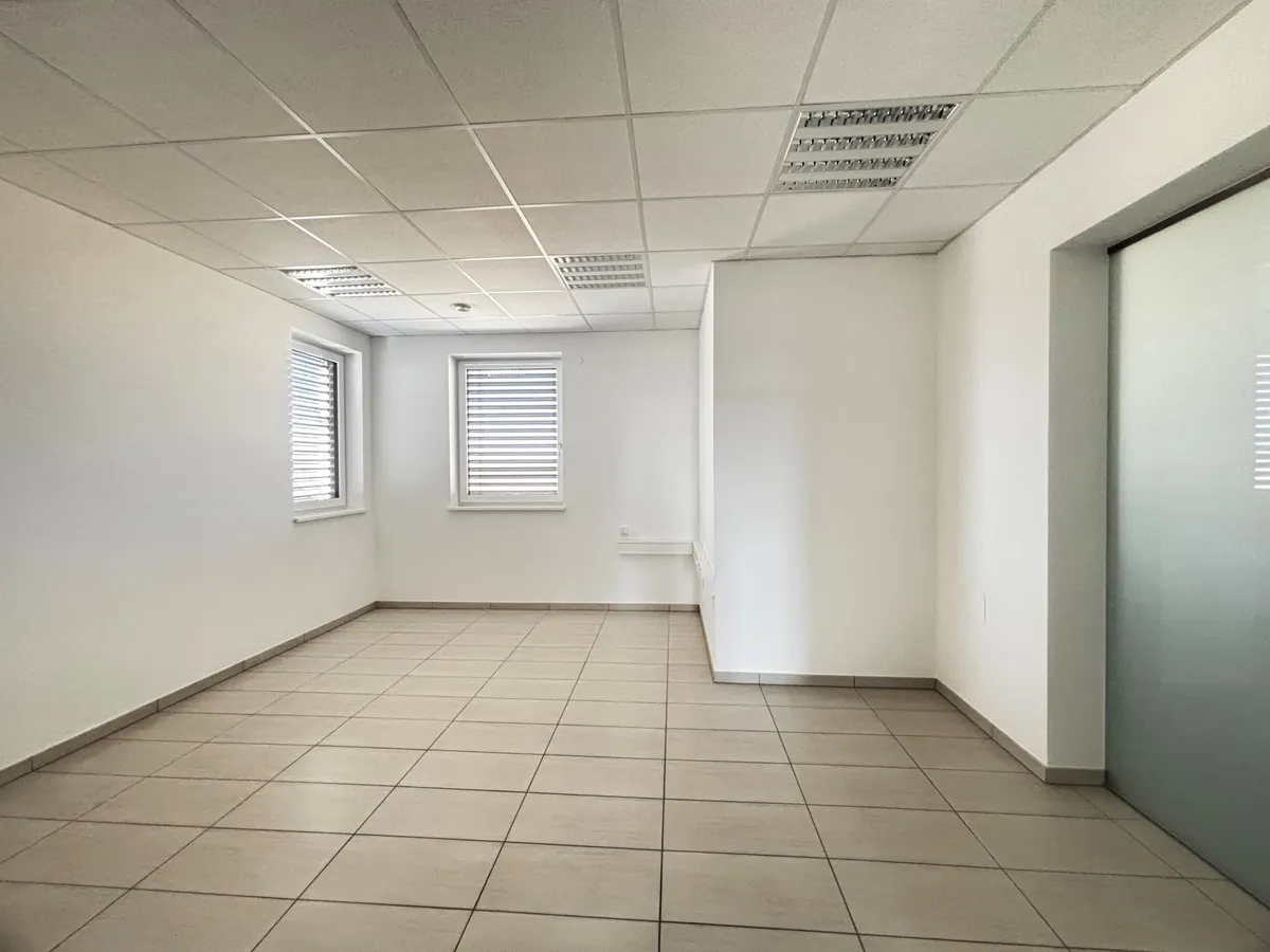 Moderne Bürofläche in Steinhaus an der B138 von 14m² bis 81m² teilbar - Ansicht 3
