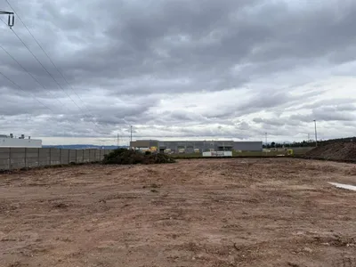 Immobilie mieten in Wiener Neustadt Land – 1 900 m², € 1 – Bild 2 von 5