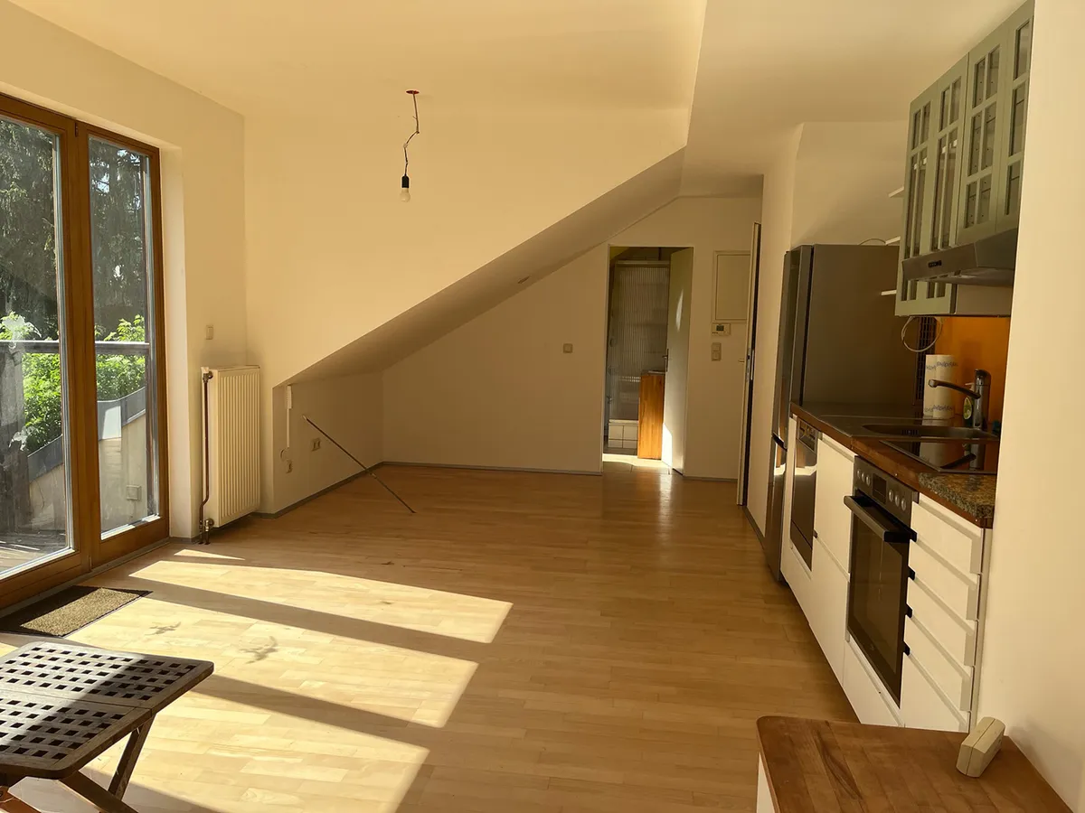 Schöne, sonnige ca 60 m² Dachwohnung mit Balkon, Parkplatz und Freifläche im Garten in 1140 Wien, am Stadtrand Nähe Hohe Wand Wiese von privat an privat - Ansicht 2