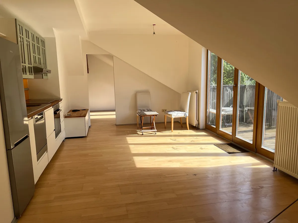 Schöne, sonnige ca 60 m² Dachwohnung mit Balkon, Parkplatz und Freifläche im Garten in 1140 Wien, am Stadtrand Nähe Hohe Wand Wiese von privat an privat, Wien