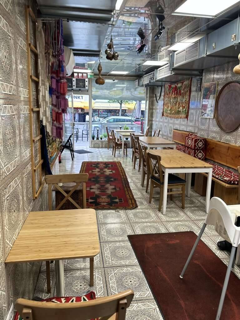 Gastronomielokal mit Topfrequenz vor U- Bahn Station - Ansicht 2