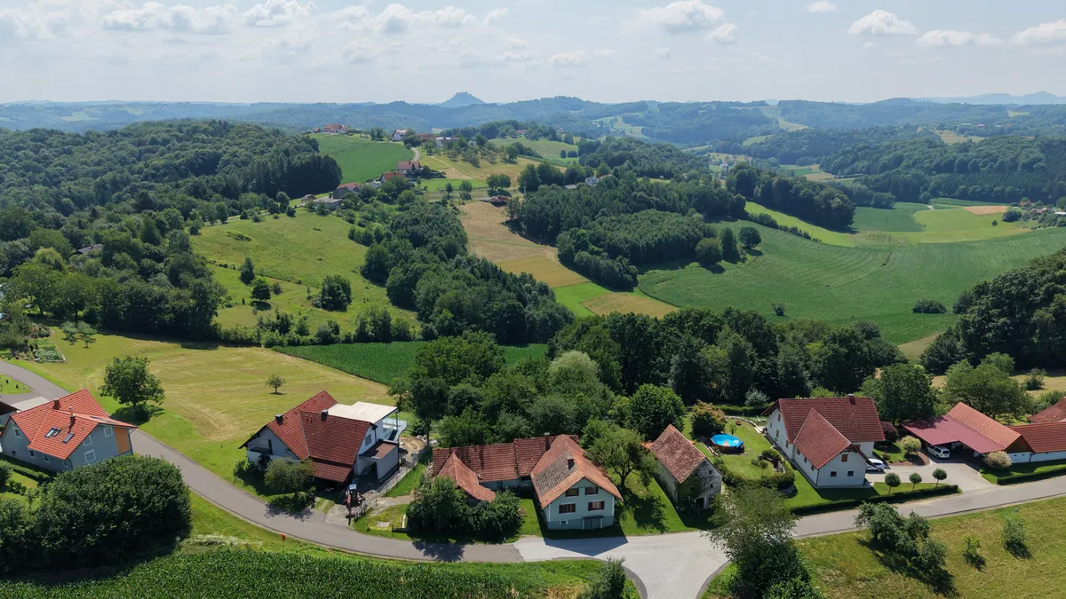 Sanierungsbedürftiges Wohnhaus mit Nebengebäude und großem Grundstück in ländlicher Lage nähe Riegersburg - Ansicht 2