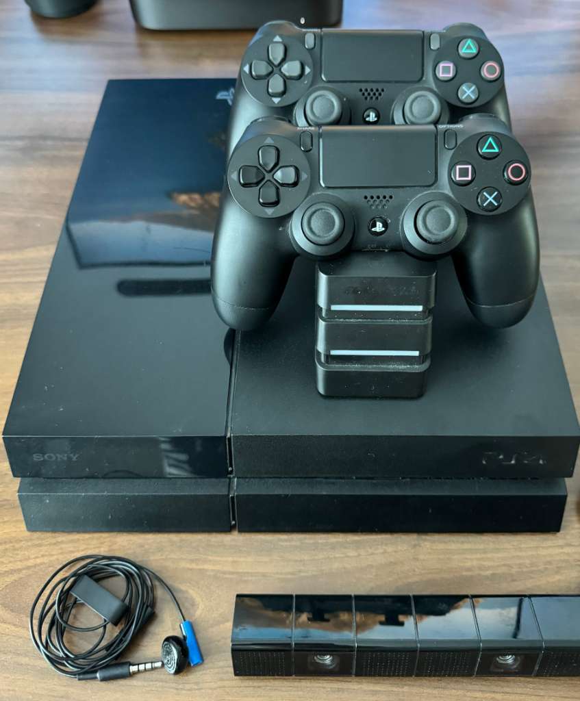 Playstation 4 500 GB good + 2 Controller