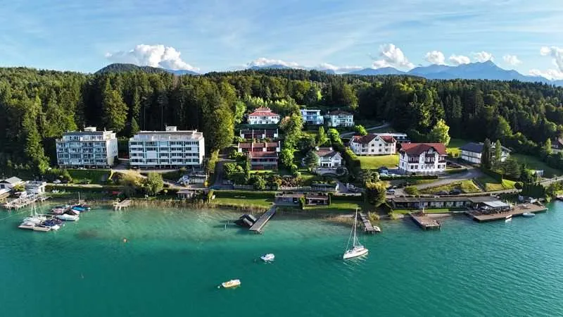 Großzügige Villa in Velden mit See- und Schlossblick - Ansicht 2