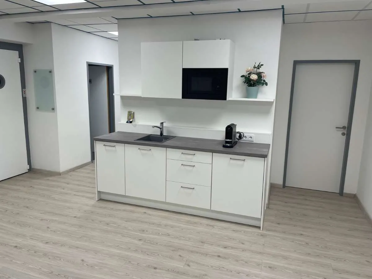 Geräumiges 3 Zimmer Büro mit westlicher Ausrichtung, um € 8/ qm! - Ansicht 3