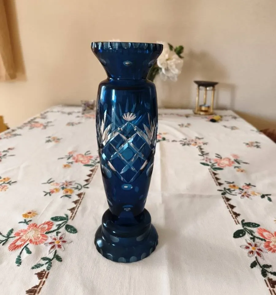 Vase geschliffen Bleikristall blau Böhmisch alt, € 30,- (9500 Villach-Innere Stadt)