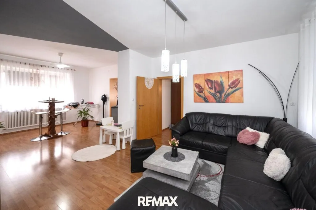 Gepflegtes Wohnhaus mit zwei Wohneinheiten, Terrasse und Doppelgarage im Zentrum von Sierning! - Widok 3