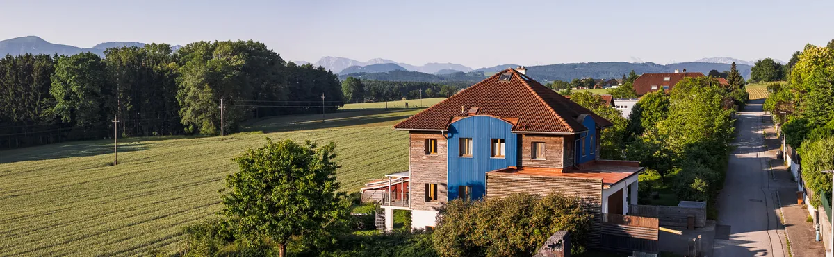 Großes Einfamilienhaus in gehobenem Umfeld (mit Einlegerwohnung) Gesamtfläche 230 m² am Stadtrand von Bad Hall mit schönem Garten - Ansicht 2