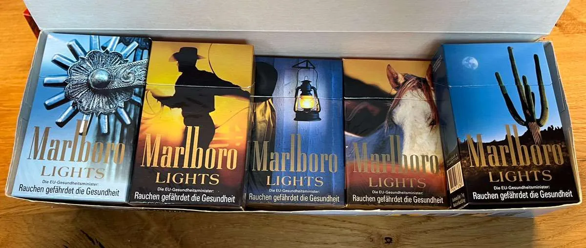 35 leere Marlboro (Light) Country Special Zigarettenpackungen 