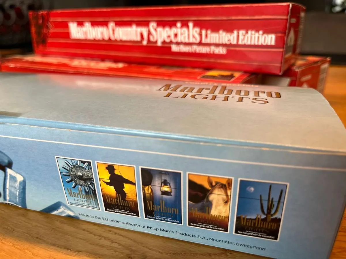 35 leere Marlboro (Light) Country Special Zigarettenpackungen 