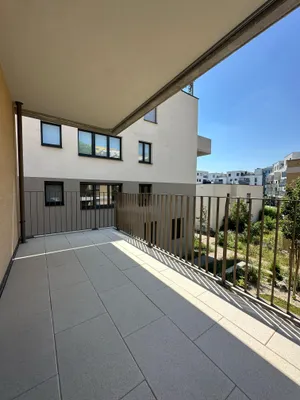 WUNDERSCHÖNE VOLLMÖBLIERTE 2-ZIMMER-NEUBAUWOHNUNG MIT SONNIGER TERRASSE